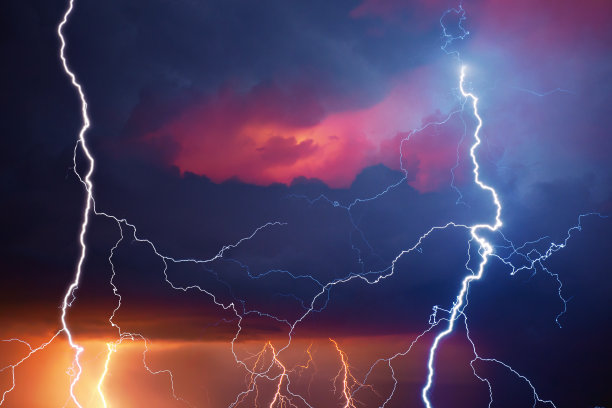 夏夜暴风雨时的闪电图片下载