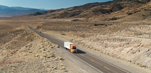 内华达美国6号公路上的卡车和汽车——无人机拍摄图片下载