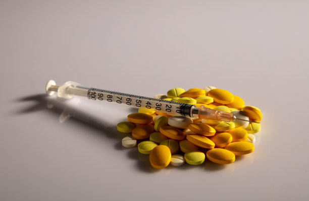 准备使用的全注射剂放置在药品堆上。图片下载