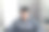 一个男人用笔记本电脑，戴着眼镜，带软垫的家具。模糊的背景图片下载