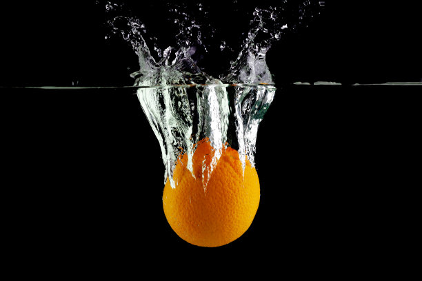 普通话在黑色背景下落水图片下载