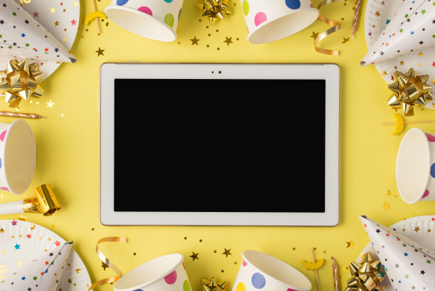 头顶上的照片，杯子，喝鸡尾酒，弓盘，生日帽，蜡烛，纸屑，哨子和药片孤立在黄色的背景图片下载