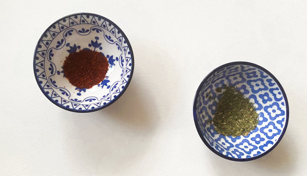 配香料的白瓷碗图片下载