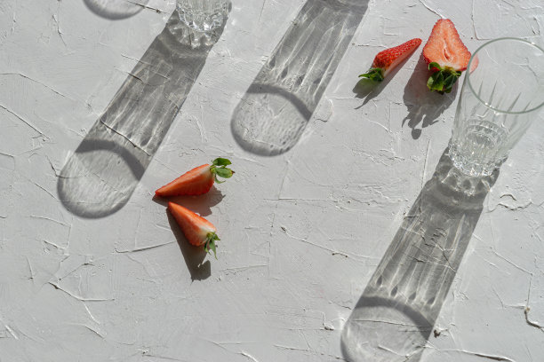 桌上有草莓片和玻璃杯图片下载