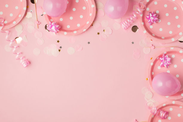 顶视图照片的生日组成与粉红色缎带星星、蛇纹纸盘子、气球和五彩纸屑在孤立的淡粉色背景与copyspace图片下载