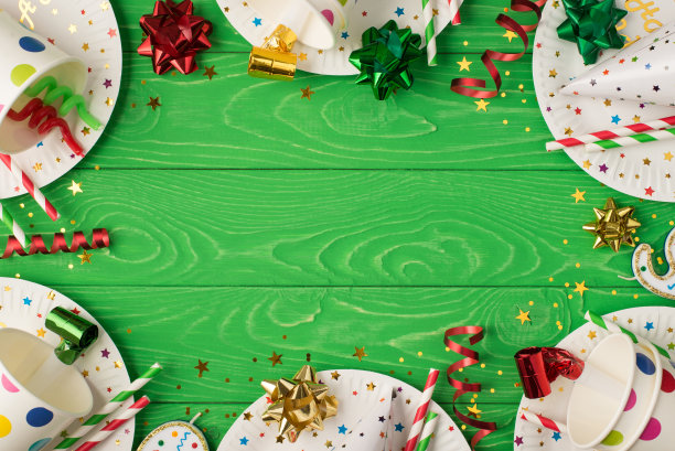 俯视图照片的生日聚会组成缎带星螺旋图片下载