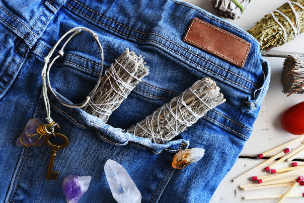 白色鼠尾草和蓝色牛仔裤图片下载