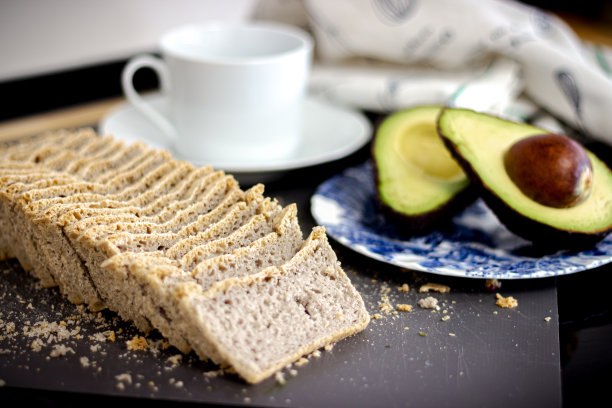 瓷盘上的荞麦面包和牛油果图片下载