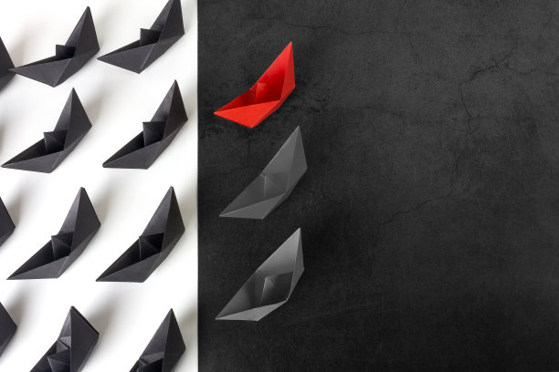 团队合作的概念使用不同颜色的折纸船。领导力和商业概念。图片下载