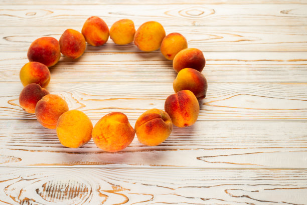成熟的桃子排成一圈图片下载
