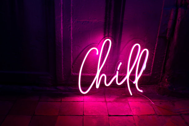 粉色霓虹标志冰冷。时尚的风格。图片下载