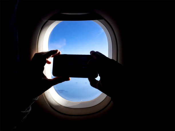 有人在窗户上拍照图片下载