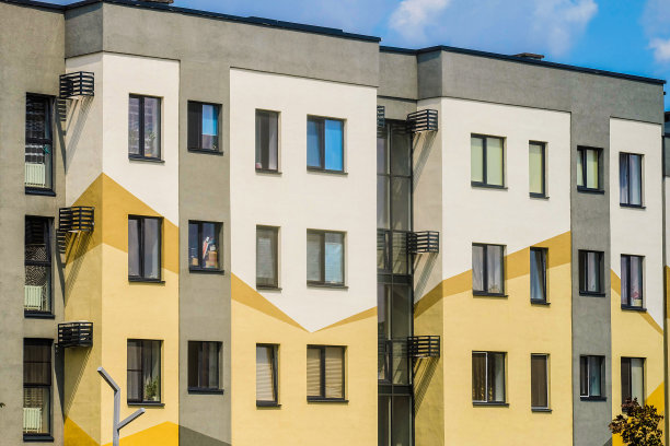 立面为典型的中层住宅楼，青云天和坡道图片下载