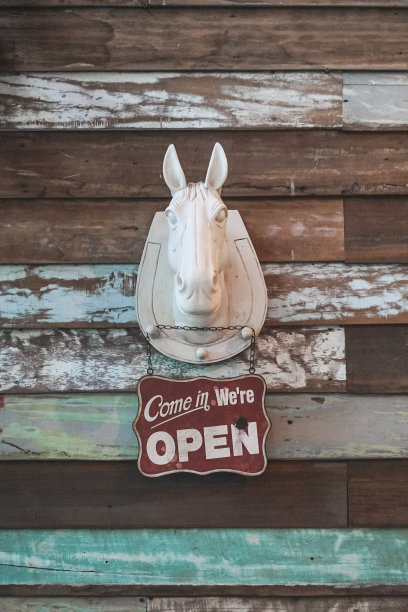 开放的招牌。老式薄膜颗粒过滤器。图片下载