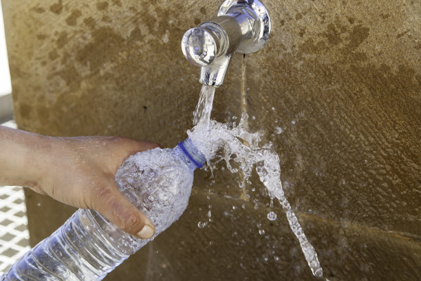 喷泉装瓶图片下载