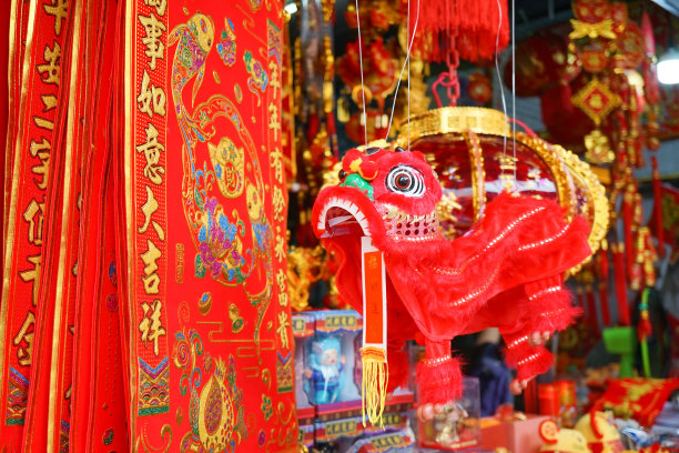 狮子舞蹈。小舞狮在中国城展出。汉字意味着新年快乐，好运和繁荣的生活在前面。图片下载