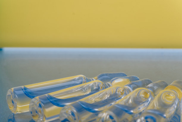 注射用医用玻璃安瓿瓶。药是以壶腹中的水溶液为液体氯化钠。关闭了。瓶安瓿多色。图片下载