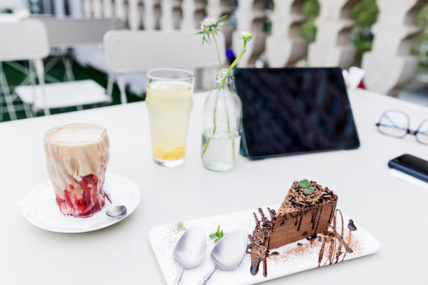 平板电脑，手机，咖啡桌上的饮料图片下载