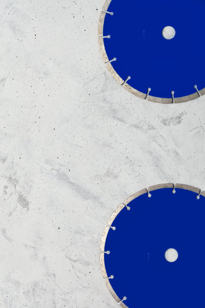 钻石工业切割圆盘的蓝色背景上的灰色混凝土。图片下载