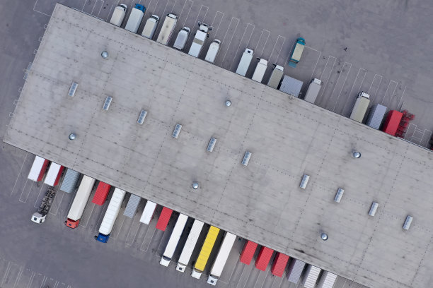 货物仓库鸟瞰图。物流中心位于工业城区上空。物流中心卡车装车鸟瞰图图片下载