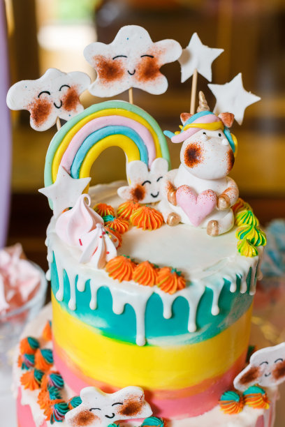 独角兽和彩虹主题的大蛋糕。幻想风格的儿童糖果图片下载