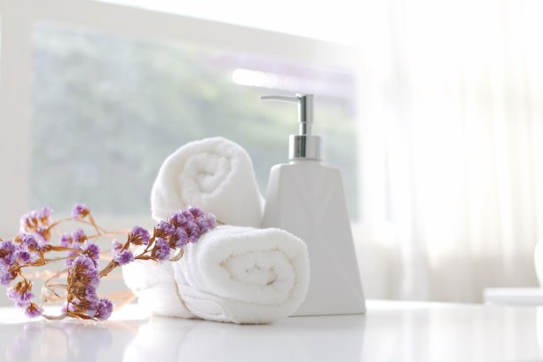 温泉配件，美丽的温泉构成，温泉放松的概念，草药按摩，美丽的树液设置在木桌上，用于营销产品图片下载