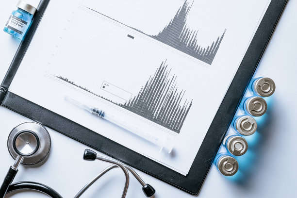 医学图形。医疗保健医疗信息图，医生健康听诊器和分析疫苗接种统计医院背景。新冠肺炎疫情后全球经济复苏。图片下载