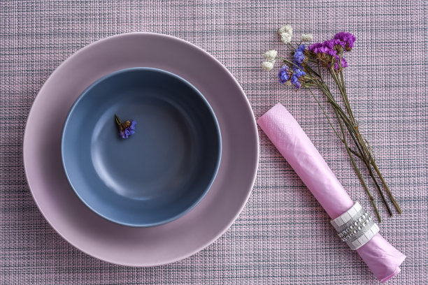 家庭装饰-灰色餐具，盘子和碗，与干花图片下载