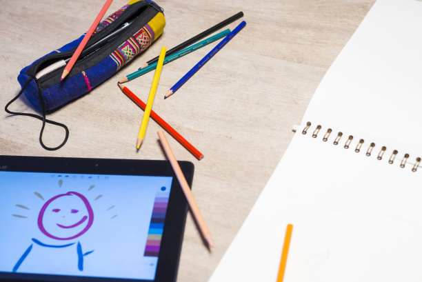 木桌上的绘画工具和用品俯视图图片下载