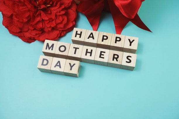 快乐的母亲节字母信和礼盒和红色的花朵装饰的蓝色背景图片下载