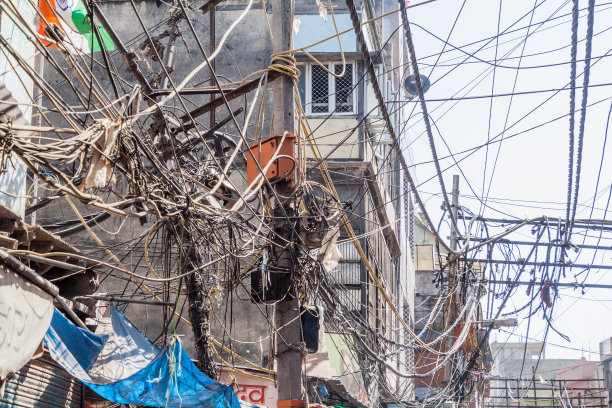 印度德里市中心杂乱的电缆图片下载