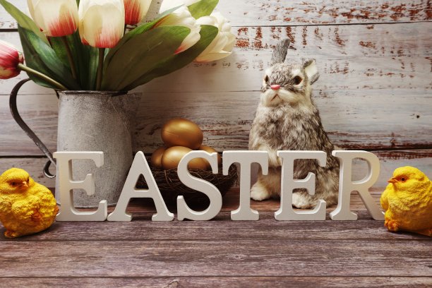 复活节快乐，用花，兔子和复活节彩蛋装饰在木制的背景上图片下载