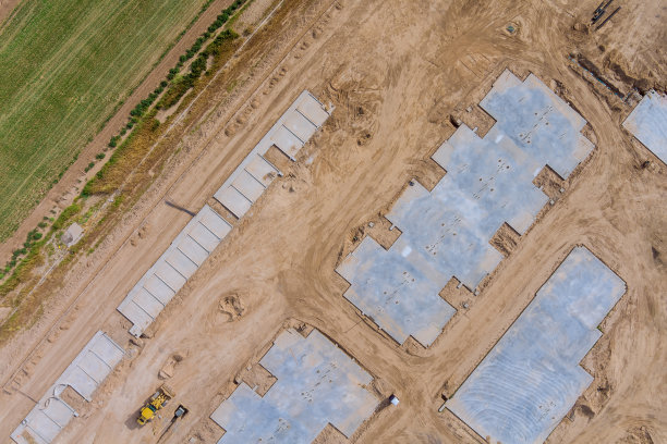 鸟瞰图为准备工作未完成与基础，以新房子建设在郊区图片下载