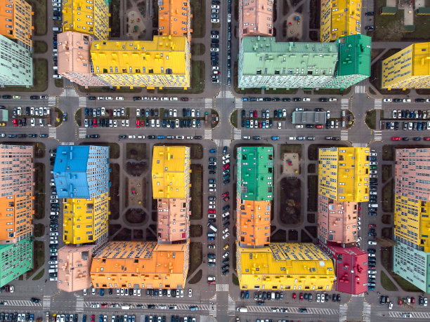 空中鸟瞰图的一个无人机在多彩的现代城市。安慰镇乌克兰基辅图片下载