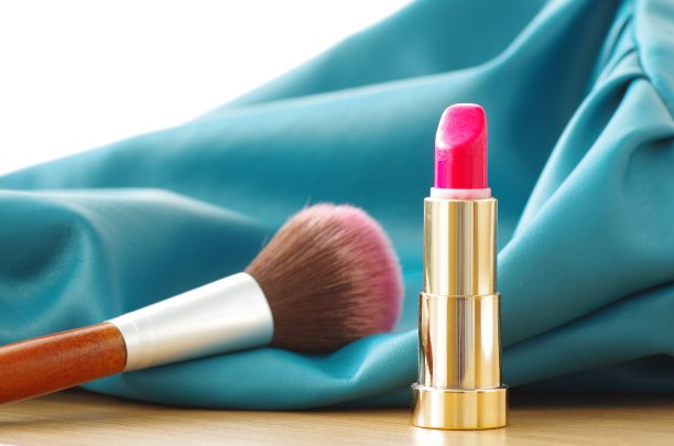 化妆品用口红和腮红刷素材图片