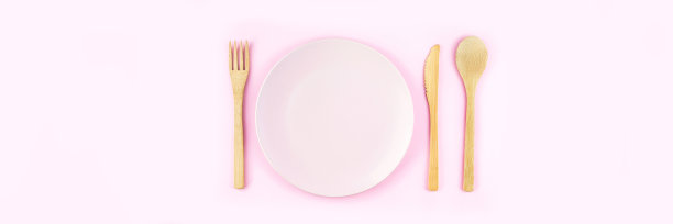 旗帜由一套竹餐具制成，以粉红色为背景。图片下载