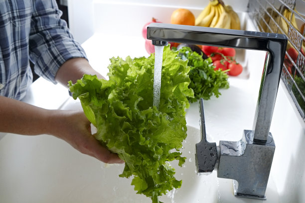 洗新鲜的蔬菜。图片下载