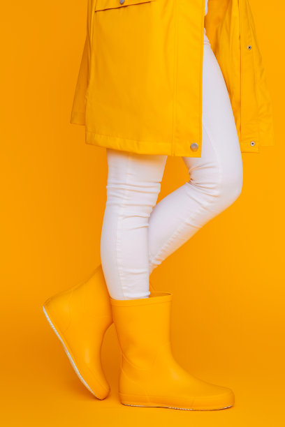 一双黄色雨靴图片下载