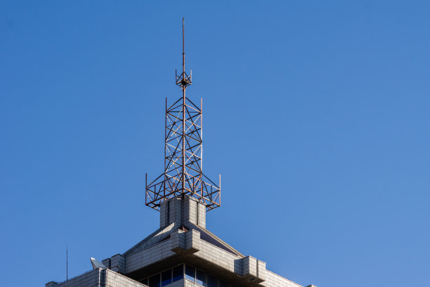 建筑屋顶上的信号通信塔图片下载
