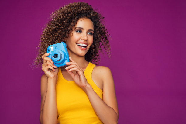 带着模拟相机的快乐美女图片下载