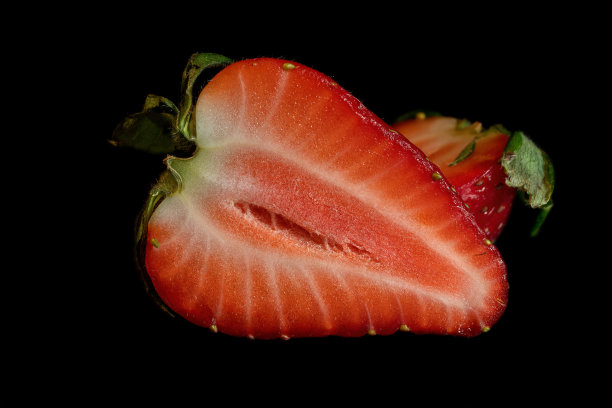 黑色背景上的红色草莓图片下载