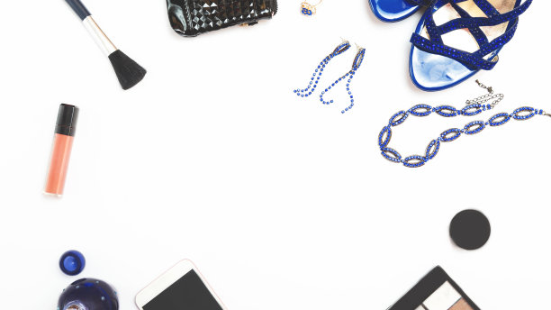 平面布局。女性化妆品，高跟鞋，用口红拼贴，白色背景上的珠宝刷。从上往下看，框架图片下载