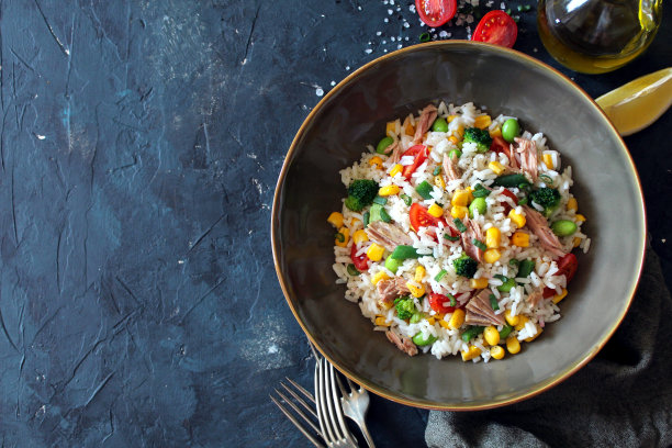 米饭沙拉配蔬菜和金枪鱼。图片下载