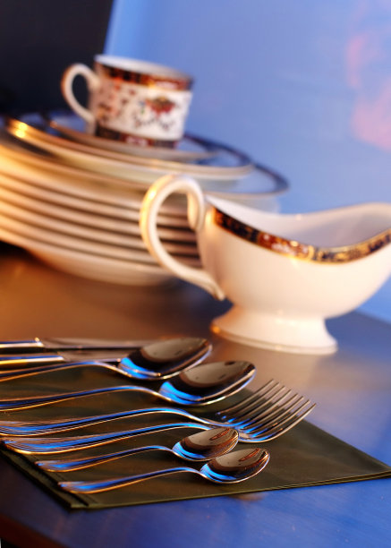 勺子、杯子和盘子放在厨房的桌子上图片下载