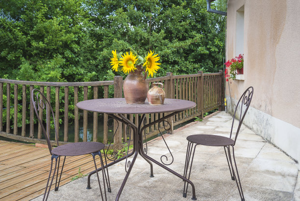 一束向日葵放在户外露台的金属桌子上图片下载
