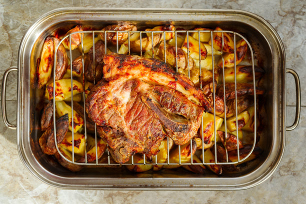 烤箱里的土豆和肉图片下载