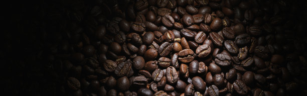 咖啡豆。咖啡的背景。阿拉比卡烘焙咖啡豆。 用于复制文本的空间。全景深。全景高分辨率微距图像。图片下载