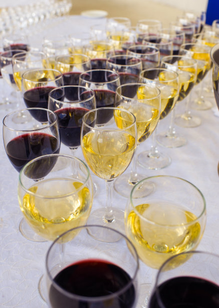 桌上用玻璃杯盛着白葡萄酒和红葡萄酒图片下载