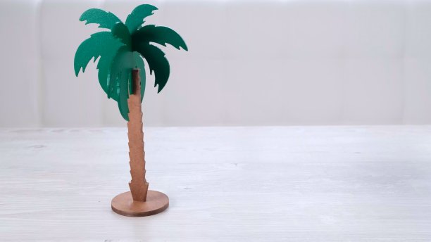 白色木桌上放着人造棕榈树和彩虹肥皂泡。放松和想象概念，童年，假期，娱乐，天气预报图片下载