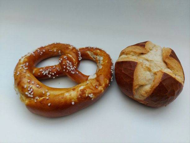 椒盐卷饼和碱液卷，微风图片下载